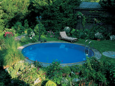 Круглый бассейн в саду